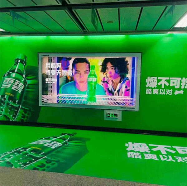 品牌客戶做地鐵發光廣告燈箱宣傳