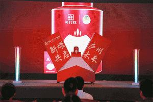 商場外墻廣告巨幅是什么材質？