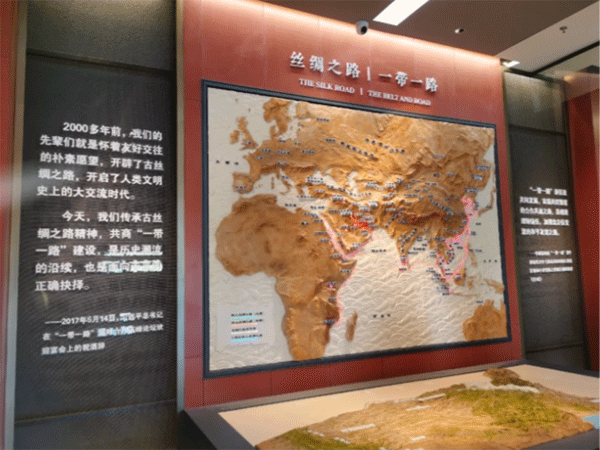 宣絨布加極窄型材展板，亞克力立體字